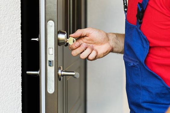 Navigating the Locks: A Guide to Selecting the Right Locksmith Service
